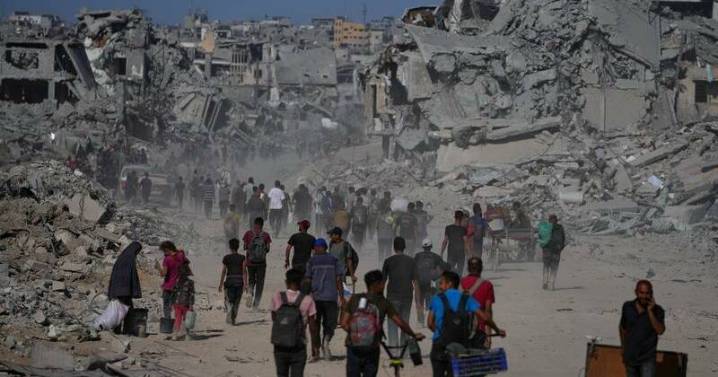 Gazans trek to ruined homes as Israeli forces pull back