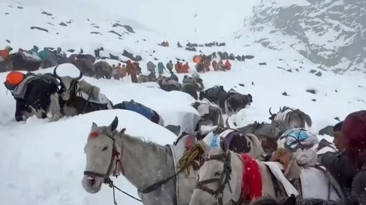 Hundreds of hikers rescued from Mount Everest after severe snowstorm