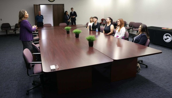 Congresista reconoce a estudiantes por su voluntariado