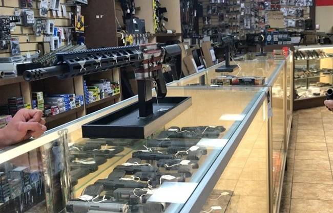 Trump revive la vía expedita de venta de armas civiles, muchas de alto poder