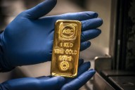 Oro rebasa de nuevo los 4 mil dólares por onza tras amenazas de Trump hacia China
