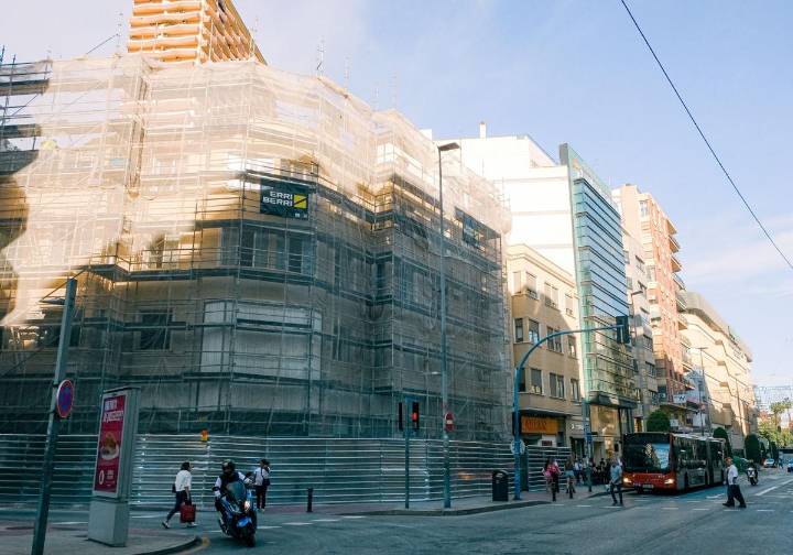 Derriban el edificio del antiguo Sfera de Maisonnave para levantar un nuevo gigante comercial en Alicante