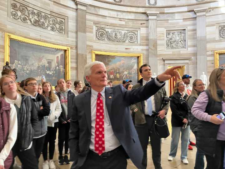 With federal shutdown hindering Washington school trips, some Ohio students got a special tour