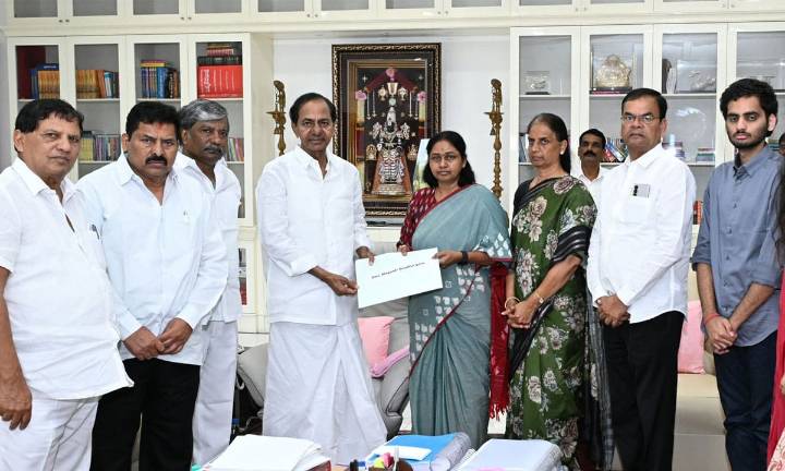 KCR Hands B-Form to Maganti Sunitha for Jubilee Hills By-Poll, Announces ₹40 Lakh Support