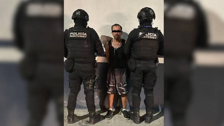 Detienen a hombre con presunto artefacto explosivo en Monterrey