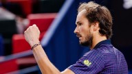 Quejas, calambres y un triunfo épico en Shanghai: Medvedev le ganó a Tien el partido más emocionante del torneo