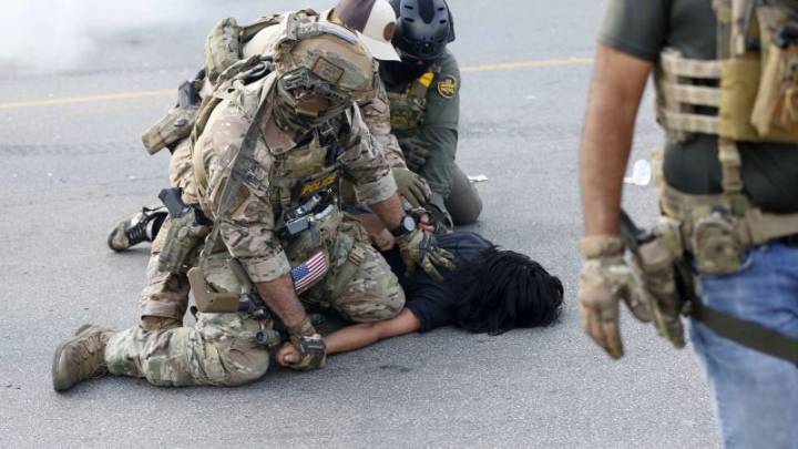 ¿Exceso de uso de la fuerza en protestas en EE.UU.? Pastor recibe disparos de balas de gas pimienta