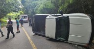 VOLCADURA DE CAMIONETA SOBRE LA CARRETERA TRAMO JALCOTÁN
