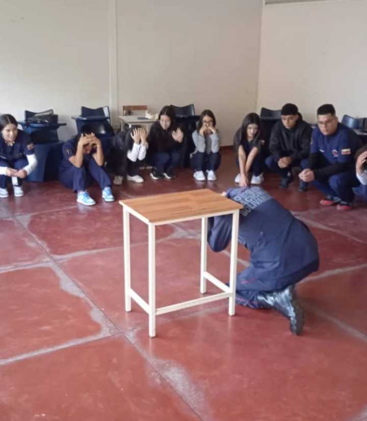 Bomberos de Boconó realizan simulacro sísmico a estudiantes universitarios