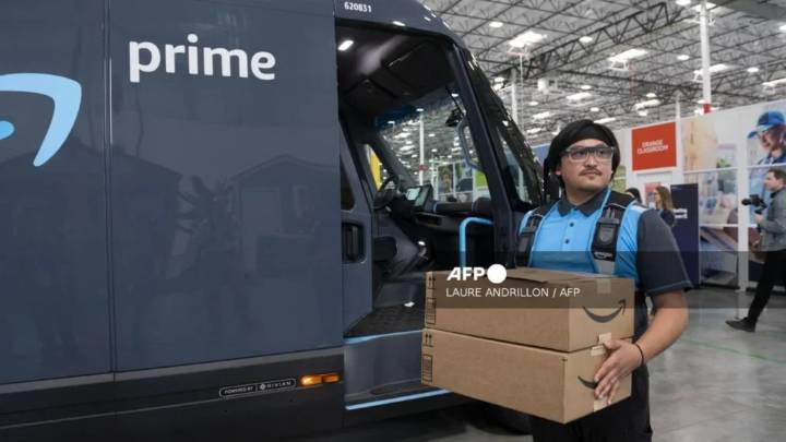 Amazon usa la IA para mejorar a los robots que trabajan en sus centros de distribución