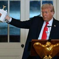 Trump hosts dinner for wealthy donors to White House ballroom