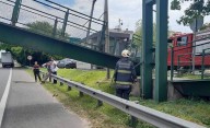 Alerta en la General Paz: un camión chocó y se derrumbó un puente peatonal
