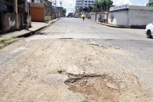 Llenas de huecos están las calles de Palo Negro y Alberto Ravell en Maturín