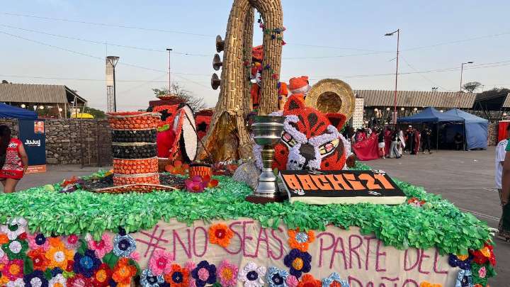 El Bachi 21 promovió la lucha contra el bullying en su carroza
