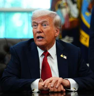 Trump exige cárcel para el alcalde de Chicago y el gobernador de Illinois por “no proteger a agentes de ICE”