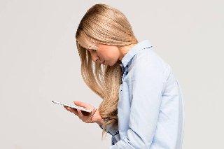 Cuello de texto el problema de salud por el uso excesivo del celular