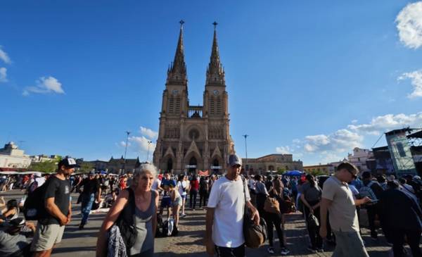 VIDEO. Una multitud caminó hasta Luján en otra histórica procesión