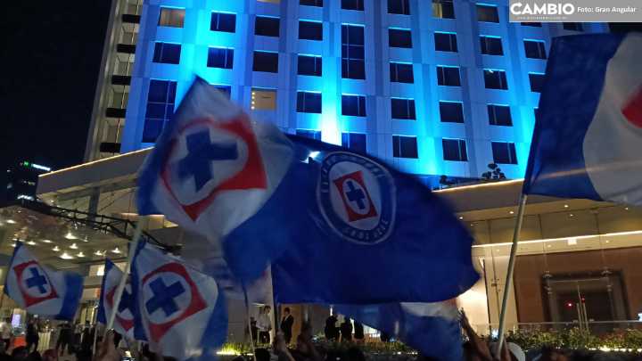 “Dale, dale Cruz Azul”: aficionados de La Máquina reciben a los jugadores en el Hotel Fiesta Americana de Angelópolis