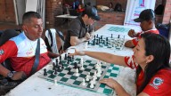 Martha Mateus, la profesora de ajedrez que le enseña a jugar a personas ciegas, con parálisis y con movilidad reducida