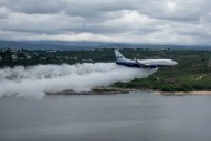 Un Boeing 737 sobrevoló a baja altura el Lago San Roque como parte de un simulacro