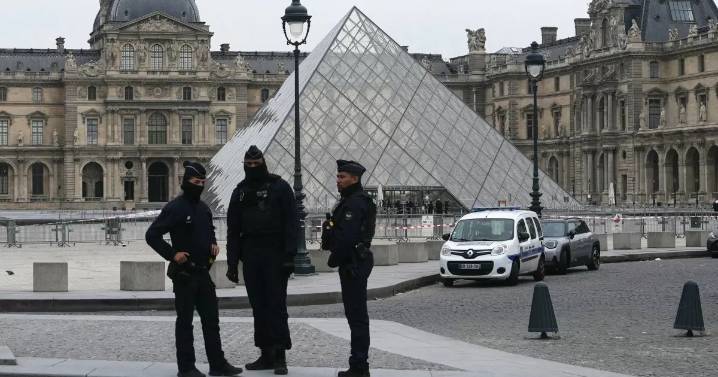 Robo a joyas de "valor incalculable" en el museo de Louvre: Así se habría realizado