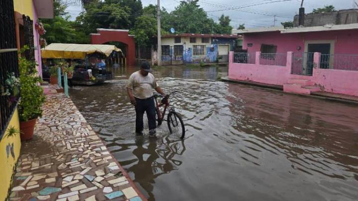 Vecinos afirman no dormir cada que laguna se desborda en El Rosario