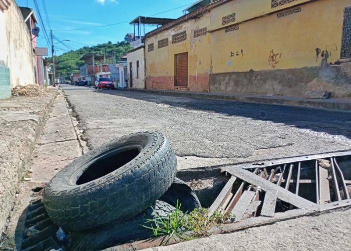 Voz Comunitaria | En la calle Perú de Carúpano piden reparación de alcantarilla (+Fotos)