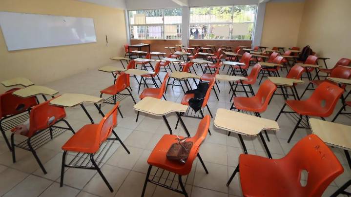 Entrega de libros de telesecundaria al 75%