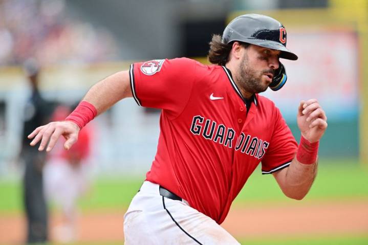 Guardians re-sign C Austin Hedges to one