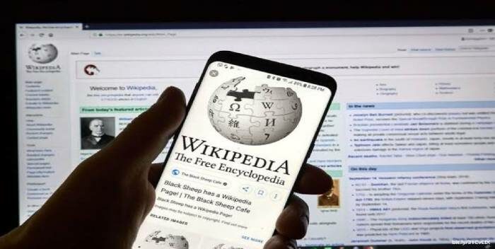 Wikipedia reporta caída en tráfico humano por resúmenes generativos de la IA