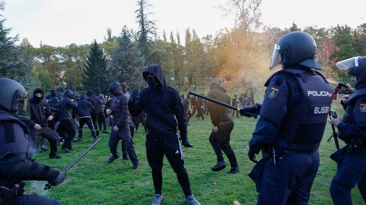 Disturbios en Pamplona por el acto convocado por el activista Vito Quiles, pese a ser suspendido