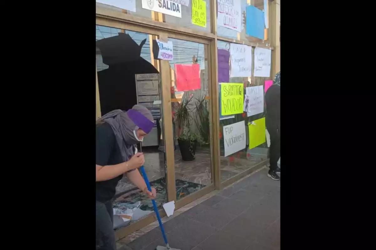 Estudiantes toman Facultad de Derecho de la UASLP tras denuncia de violación; exigen justicia y renuncias