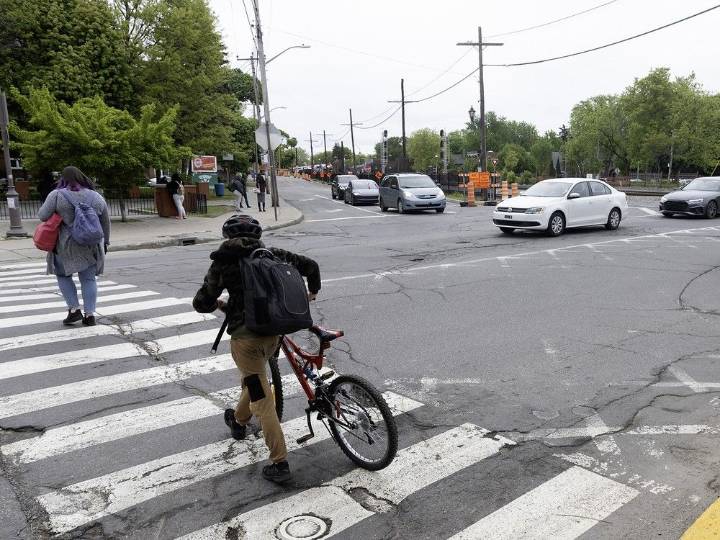 Quebec safety campaign urges drivers to yield for pedestrians at crosswalks