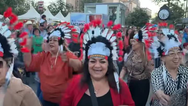 ¡Ay, Chihuahua, cuánto apache! Bailan con penachos en plena calle Libertad y se vuelven virales VIDEO