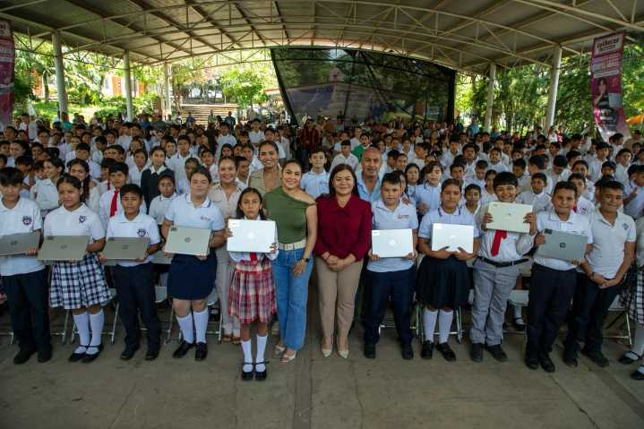 Gobernadora de Colima sigue entregando ColiBecas Computadoras a estudiantes de secundaria por cuarto año consecutivo