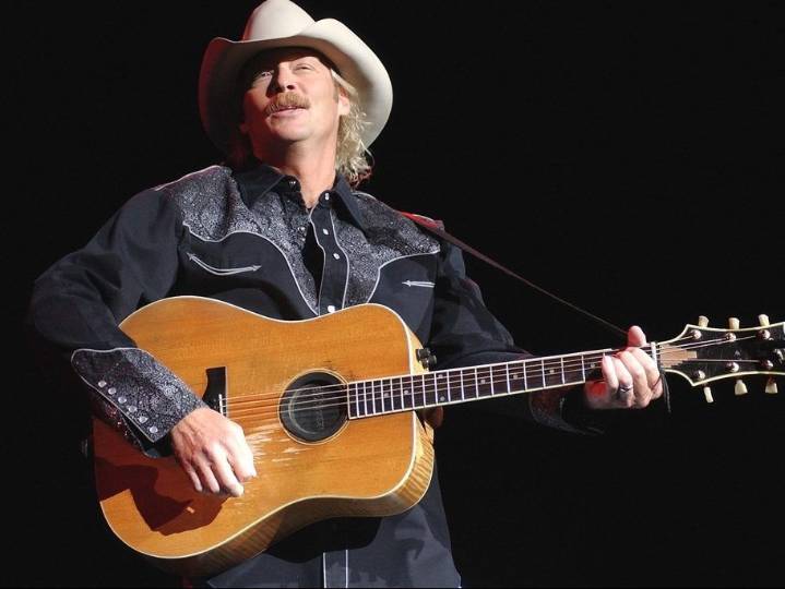 Country star battling nerve condition reveals final concert