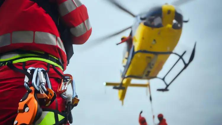 Rescate extremo en Apache Trail: auto cae por acan...