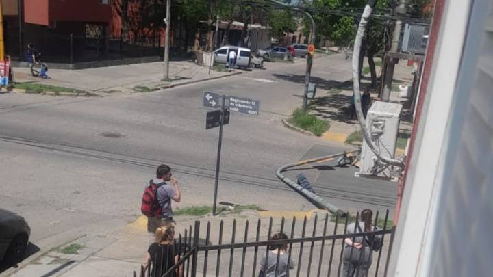 Tras la caída de un semáforo, vecinos de barrio Las Flores denunciaron falta de mantenimiento