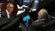Captan a Adán Augusto López viendo futbol durante comparecencia de secretario de Hacienda