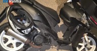 Un menor sin carné se estrella con una moto contra tres coches aparcados en Palma