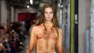 Un mono que reproduce un cuerpo masculino desnudo, la última provocación en la Fashion Week de París