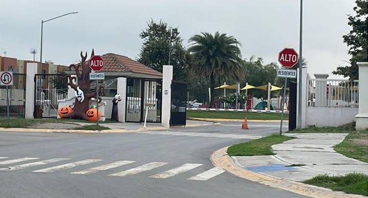 Aseguran camioneta con armas y droga en García