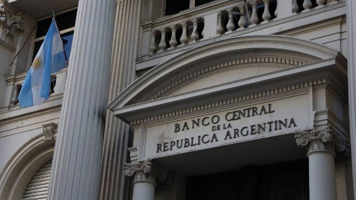 Aflojan torniquete monetario a bancos: BCRA flexibiliza encajes en busca de frenar la montaña rusa de las tasas