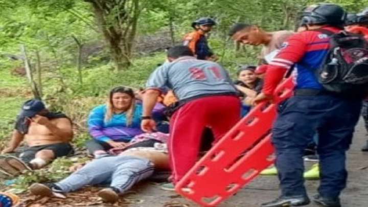 Al menos 25 docentes resultaron heridos tras volcamiento de camión en Barinas (+Video)