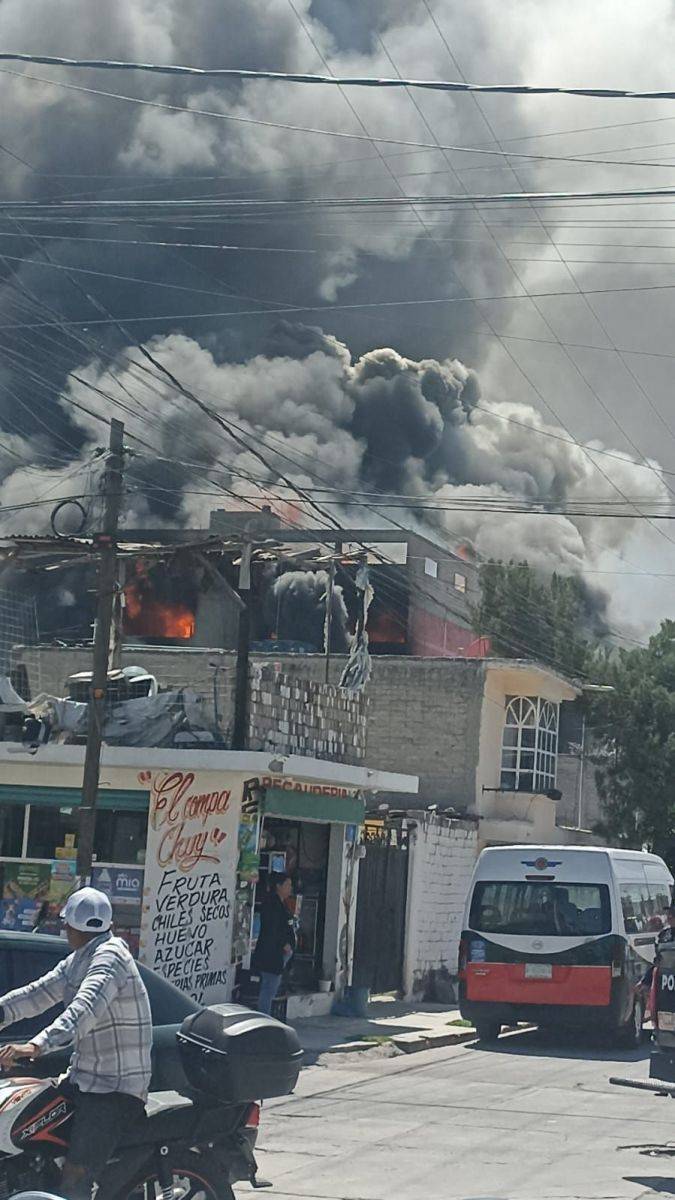 BOMBEROS ATACAN INCENDIO DE FÁBRICA DE COLCHONES EN ECATEPEC