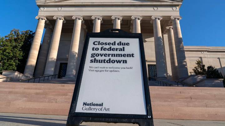 U.S. judge temporarily halts shutdown layoffs of federal workers