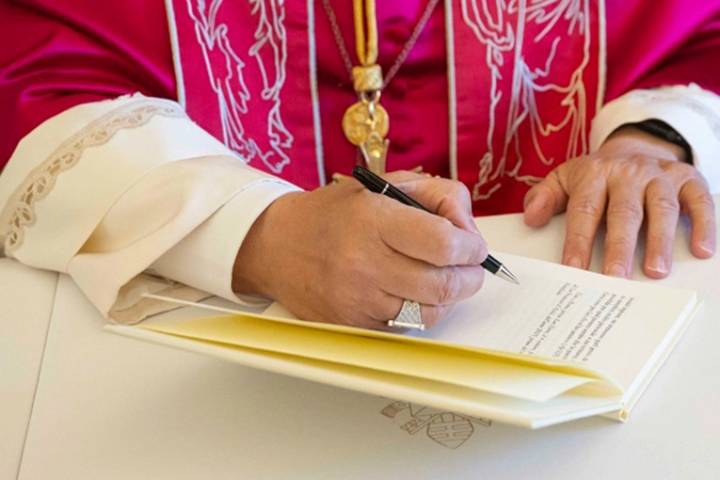 La primera exhortación de León XIV que aborda el legado social de Francisco