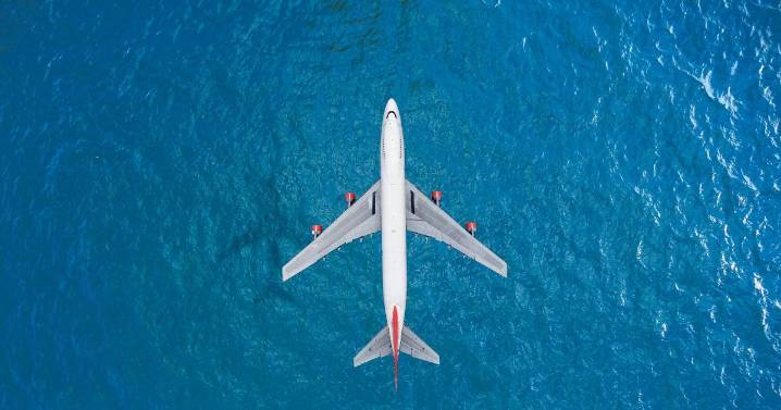 Pilot explains what really happens if there's an emergency over the ocean