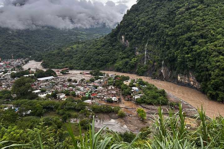 Las lluvias en México dejan al menos 64 muertos y daños sin precedentes en carreteras, caminos rurales y puentes