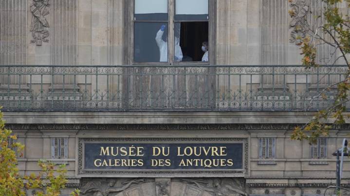 Thieves steal crown jewels in 4 minutes from Louvre Museum